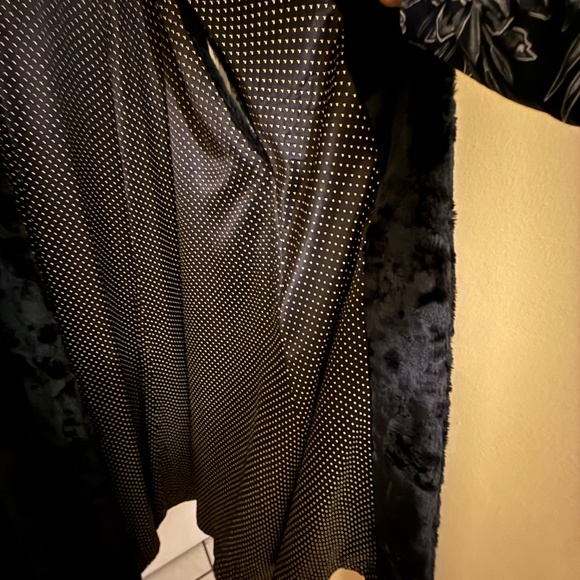 SOLD ELSEWHERE!!!!   FLOOR LENGTH FAUX FUR OPERA CAPE, BLACK - Picture 3 of 7